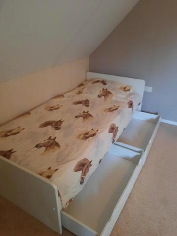 Mdf bed met lades beschikbaar voor biedingen