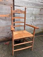 Antieke stoel met armleuningen en rieten zitting, Ophalen