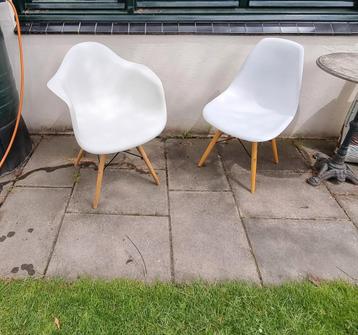 2 witte kuipstoelen met beuken onderstel beschikbaar voor biedingen