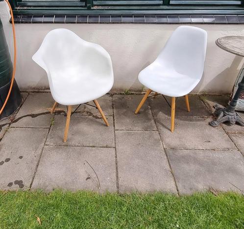2 witte kuipstoelen met beuken onderstel, Tuin en Terras, Tuinstoelen, Zo goed als nieuw, Ophalen