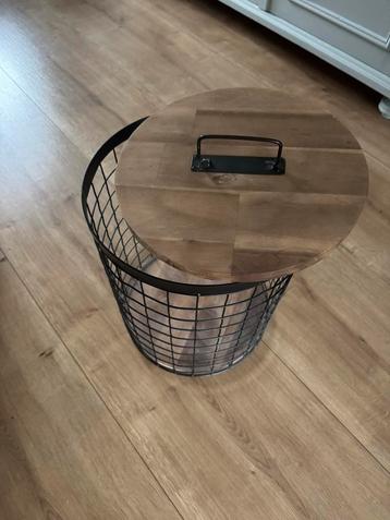 Korfmand met houten deksel beschikbaar voor biedingen