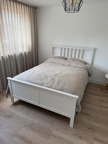 Wit houten bed: Hemnes bedframe + lattenbodem + matras hövag