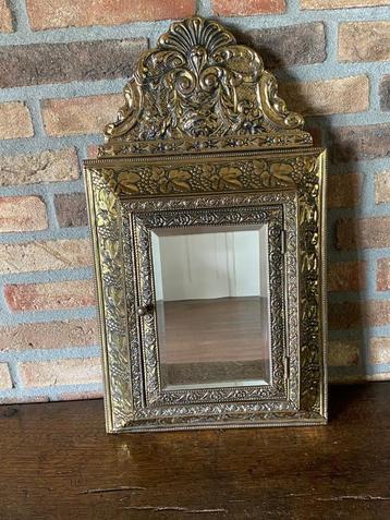 Brocante spiegel/kastje incl de 2 originele borstels  beschikbaar voor biedingen