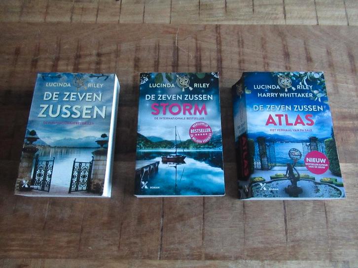 2 verschillende boeken delen serie boek De Zeven Zussen., Boeken, Romans, Zo goed als nieuw, Ophalen of Verzenden