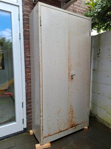 Stevige metalen opbergkast: ideaal voor schuur of werkplaats beschikbaar voor biedingen