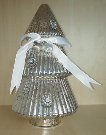 Decoratieve zilverkleurige kerstboom.