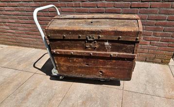 Vintage decoratieve oude kist beschikbaar voor biedingen