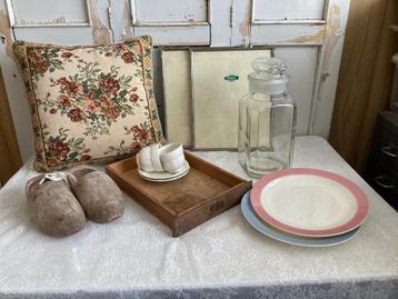 Brocante kussen - fotolijstjes - snoeppot / stopfles - klomp beschikbaar voor biedingen