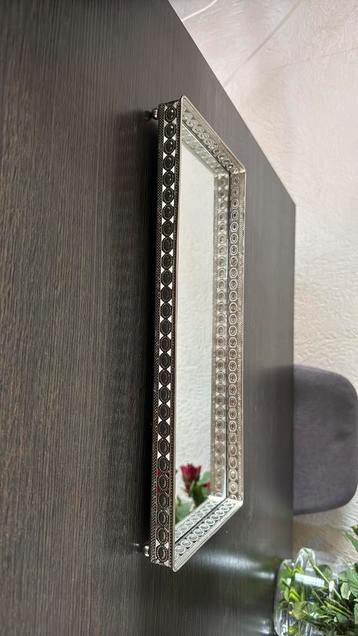Schaal met glas beschikbaar voor biedingen