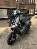 Mat grijze Vespa sprint 50cc met schade, Fietsen en Brommers, Scooters | Vespa, Ophalen of Verzenden, Zo goed als nieuw