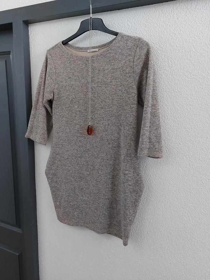 Lange trui / jurk - Maat L, Kleding | Dames, Jurken, Zo goed als nieuw, Maat 42/44 (L), Beige, Knielengte, Ophalen of Verzenden