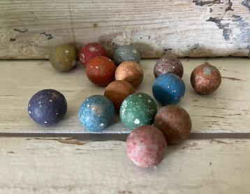 Franse antieke kleiknikkers met prachtige kleuren beschikbaar voor biedingen