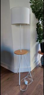 Vloerlamp met tafeltje, Huis en Inrichting, Lampen | Vloerlampen, Ophalen, Zo goed als nieuw, 150 tot 200 cm