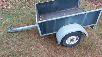 Oude aanhangertje met torsievering beschikbaar voor biedingen