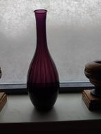 Donkerpaarse vaas, dun glas hg 33 cm,, Antiek en Kunst, Antiek | Glas en Kristal, Ophalen of Verzenden