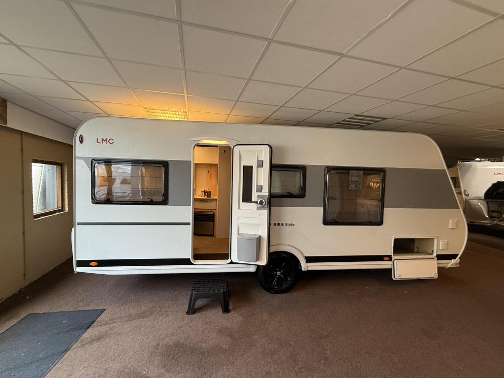 LMC Style 450 D Special edition, Queensbed ((zondag open!!)), Caravans en Kamperen, Caravans, Bedrijf, Treinzit, Ringverwarming