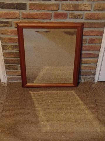 Spiegel met eikenhouten lijst beschikbaar voor biedingen