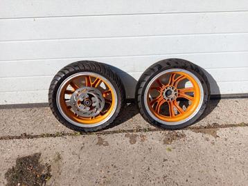 Twee mooie setjes scooter/ brommer. beschikbaar voor biedingen