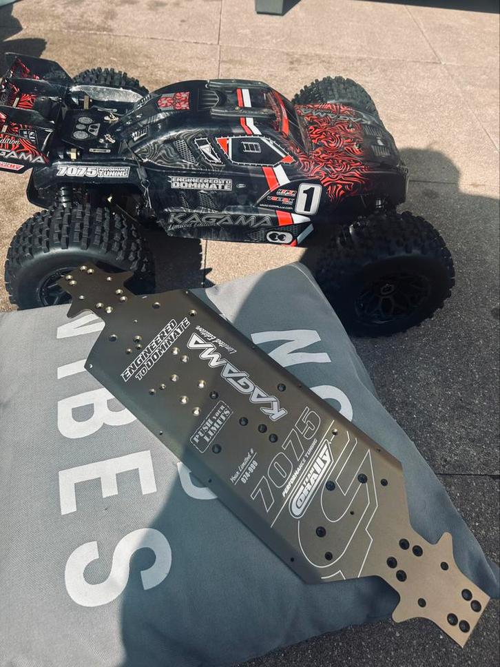 Z.G.A.N Team Corally Kagama limited edition rood, Hobby en Vrije tijd, Modelbouw | Radiografisch | Auto's, Zo goed als nieuw, Auto offroad