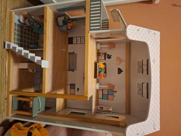 Poppenhuis met accessoires beschikbaar voor biedingen