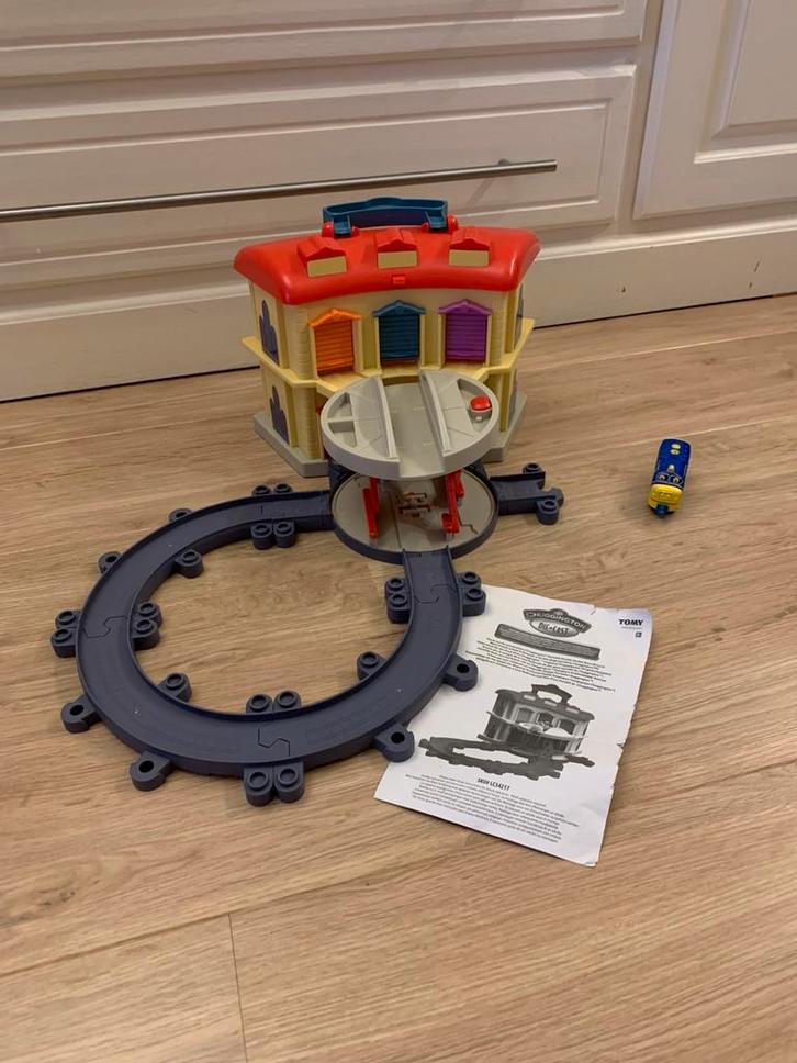 Chuggington dubbele remise, Kinderen en Baby's, Speelgoed | Thomas de Trein, Zo goed als nieuw, Ophalen