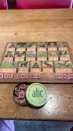 Antiek leesplankje met blikje bijbehorende letters, Ophalen of Verzenden