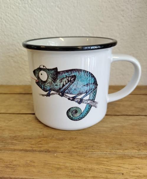 Keramieken mok met kameleon en vlieg - Ligeti, Huis en Inrichting, Keuken | Servies, Nieuw, Kop(pen) en/of Schotel(s), Overige stijlen