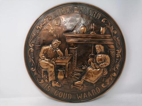 Koperen wandplaat in reliëf – "Eigen Haard is Goud Waard", Antiek en Kunst, Antiek | Koper en Brons, Ophalen
