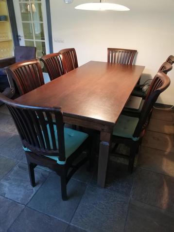 Eetkamertafel en stoelen beschikbaar voor biedingen