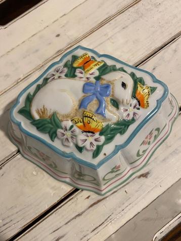 Vintage puddingvormen en paté vormen beschikbaar voor biedingen
