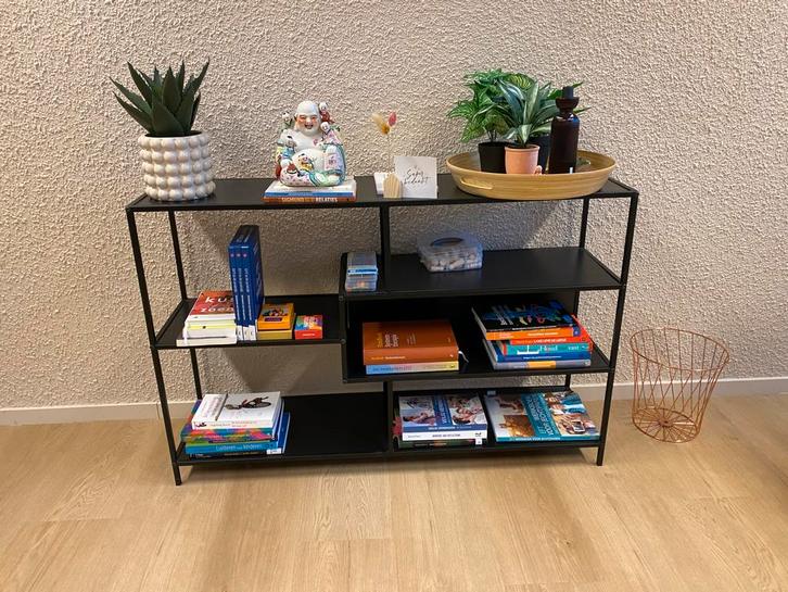 Zwart metalen dressoir, Huis en Inrichting, Kasten | Boekenkasten, Gebruikt, 100 tot 150 cm, Minder dan 100 cm, 25 tot 50 cm, Met plank(en)