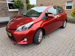 Toyota Yaris 1.5 Full Hybrid CVT 5DR 2013 Rood, Auto's, 1497 cc, 74 pk, 4 cilinders, 48 €/maand