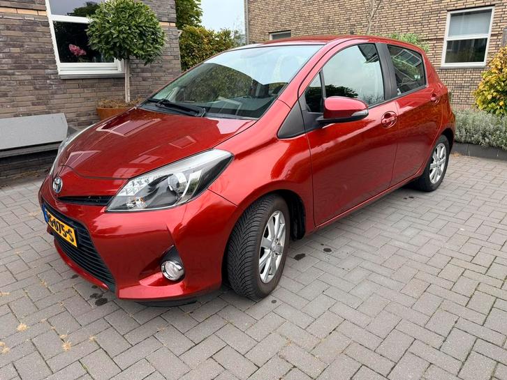 Toyota Yaris 1.5 Full Hybrid CVT 5DR 2013 Rood, Auto's, Toyota, Particulier, Yaris, Hybride Elektrisch/Benzine, Volledig hybride