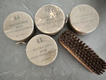 4 schoenpoets blikjes met borstel beschikbaar voor biedingen