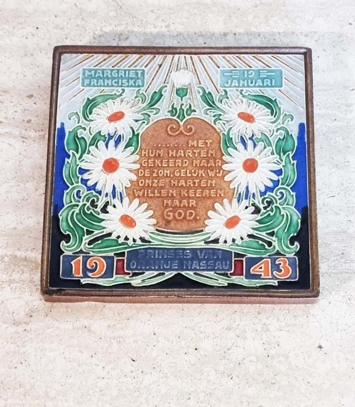 Antieke  cloisonne tegel Prinses Margriet 1943, Antiek en Kunst, Antiek | Wandborden en Tegels, Ophalen of Verzenden