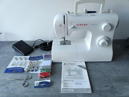 Singer Naaimachine model 2282, compleet inclusief stofhoes, Hobby en Vrije tijd, Naaimachines en Toebehoren, Zo goed als nieuw