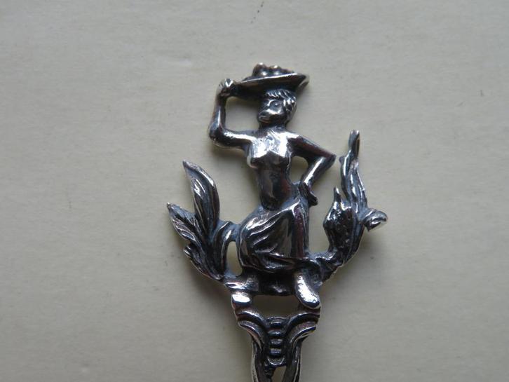 Lepeltje St. Maarten vrouw met schaal op hoofd, Antiek en Kunst, Antiek | Bestek, Verzenden