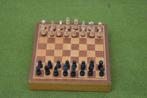 Vintage houten mini schaakbord met schaakstukjes 15 cm, Een of twee spelers, Ophalen of Verzenden, Gebruikt