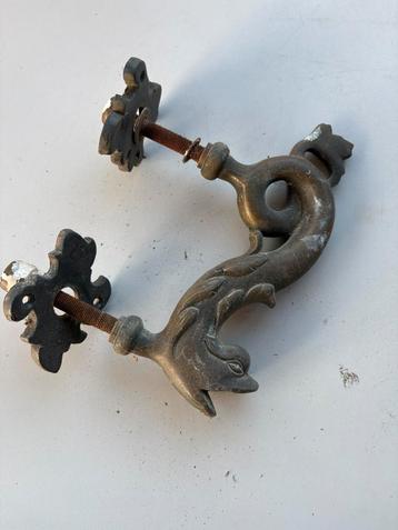 (F) Antieke deurtrekker / poortgreep in dolfijnvorm, antiek beschikbaar voor biedingen