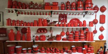 Grote collectie rood emaille, erg divers, oliestellen etc,  beschikbaar voor biedingen
