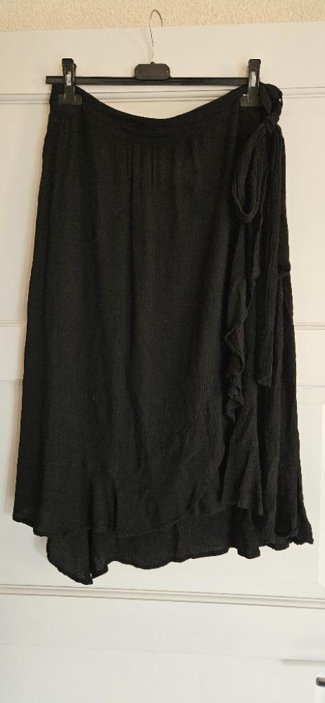 Zwarte wikkelrok rok Maat L Accurro, Kleding | Dames, Rokken, Zo goed als nieuw, Maat 42/44 (L), Zwart, Onder de knie, Ophalen of Verzenden