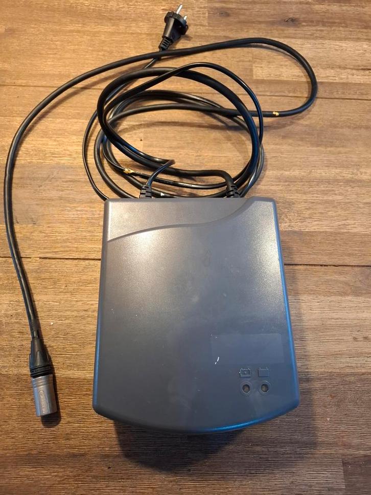 Acculader 24V 12AH met 3-pins stekker, Fietsen en Brommers, Overige Fietsen en Brommers, Zo goed als nieuw, Ophalen