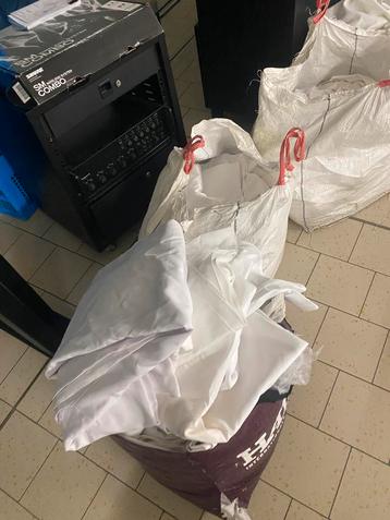 Zakken vol met tafelkleden met vlekken beschikbaar voor biedingen