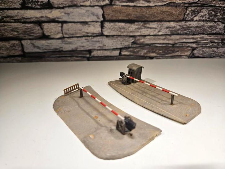 Overweg met spoorbomen N spoor trein 1:160, Hobby en Vrije tijd, Modeltreinen | N-Spoor, Gebruikt, Brug, Tunnel of Gebouw, Gelijkstroom of Wisselstroom