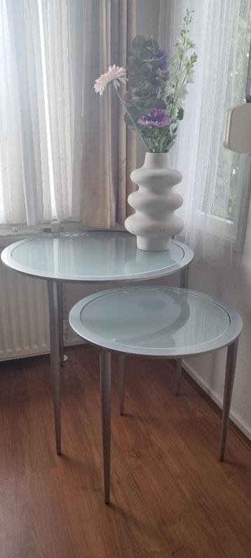 2 ronde bijzettafels met glas en aluminium beschikbaar voor biedingen
