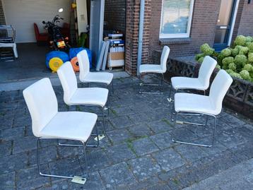 Witte Kunstleren Eetkamerstoelen - Gebruikt - 6 voor € 50 beschikbaar voor biedingen