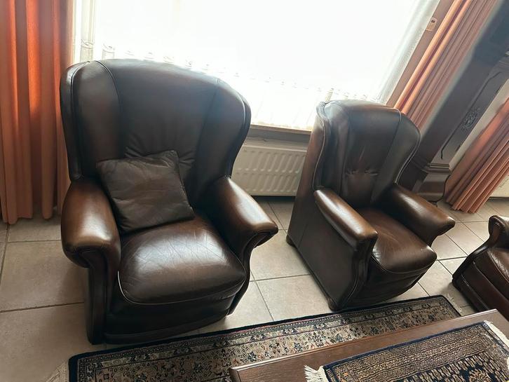 Klassieke bruine lederen fauteuils en bank bankstel, Huis en Inrichting, Banken | Bankstellen, Gebruikt, Rechte bank, Driepersoons