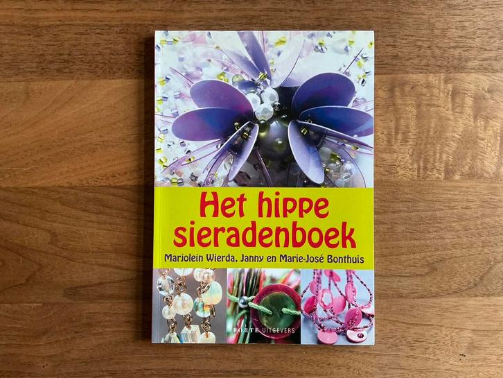Het hippe sieradenboek - Marjolein Wierda - sieraden maken, Boeken, Hobby en Vrije tijd, Zo goed als nieuw, Ophalen of Verzenden