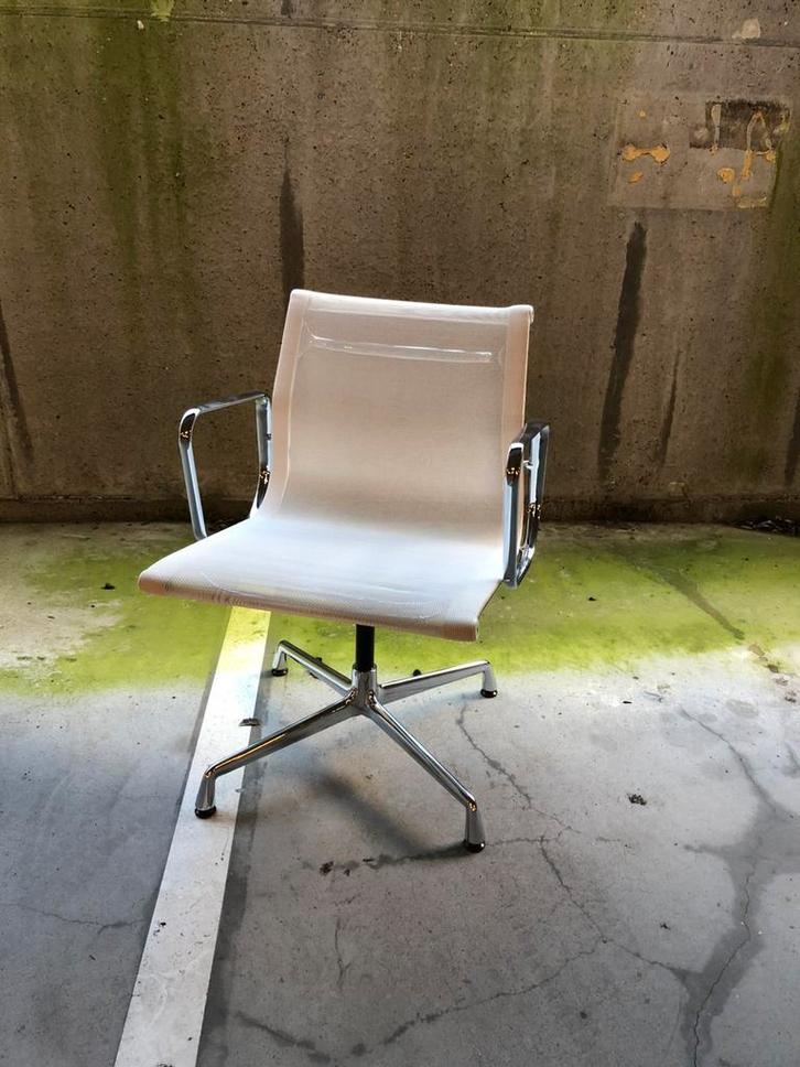 Vitra eames AE 108 In wit netweave - chroom - 4 stuks, Huis en Inrichting, Stoelen, Gebruikt, Eén, Zwart, Ophalen of Verzenden