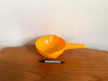 Tuppeerware Vergiet met ophang-oog. €7,50 beschikbaar voor biedingen